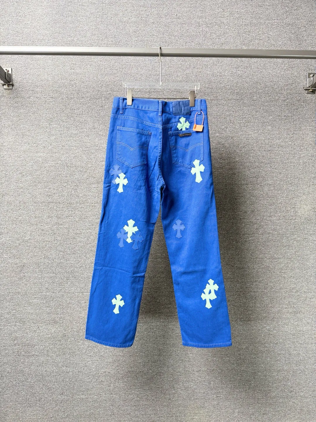P270 💰 (Top version) Chrome hearts | ch Chrome hearts London limited dopamine blue leather jeans - charming dopamine personality jeans, indispensable for fashionistas, the same style for celebrities, and one touted by many bloggers. This new pair of pants is perfect in terms of shape and upper body. It is no exaggeration to say that making a pair of jeans is equivalent to the time of making 20 short-sleeved jeans. The fabric is made of high-quality imported denim. It has a unique high-end texture. I am very satisfied with it after washing and proofing several times. Color: dopamine blue Size: 28-30-32-34 (corresponds to S-M-L-XL)